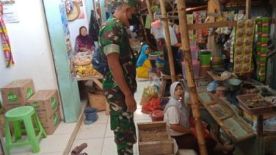 Koramil 0820/23 Gading Pantau Pasar, Jaga Stabilitas Harga dan Pasokan Minyak Goreng