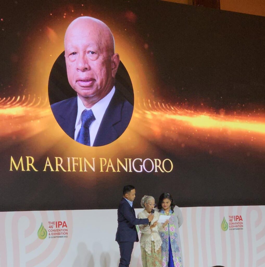 Almarhum Bapak Arifin Panigoro Terima Lifetime Achievement Award