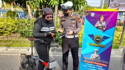 Satlantas Polresta Pekanbaru Sampaikan Pesan Keselamatan dan Sosialisasi Aplikasi Si Talam Manis Presisi di Area Car Free Day