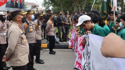 Polresta Pekanbaru Kawal Aliansi ‘BEM Riau’ Lakukan Aksi ‘UNRAS’ Tuntut Kenaikan BBM Dibatalkan