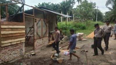 Kapolsek Rumbai Dan Warga Gotong Royong Bangun Rumah Layak Huni Untuk Ibu Surti