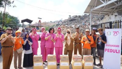 Bangun Toilet dan Bagikan Sembako Kepada Pekerja di TPA Muara Fajar, Ketua Daerah Bhayangkari Riau Nyonya Nindya Iqbal : Mereka ‘Pahlawan’