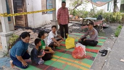 Polsek Rumbai Polresta Pekanbaru Membantu Warga Muara Fajar Korban Kebakaran