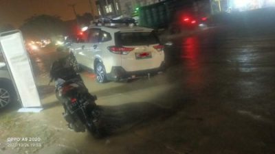Diguyur Hujan Deras, Ruas Jalan Banjir Mengakibatkan Kendaraan Roda Empat Warga Masuk Parit