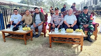 Berharap Menjadi Destinasi Wisata Baru, Dandim Probolinggo Letkol Arm Heri Budiasto Hadiri Kontes Sound System Probolinggo Raya RAKYAT45.COM - Dandim 0820/Probolinggo Letkol Arm Heri Budiasto menghadiri kegiatan anniversary ke 3 tahun SPL Audio Lovers Probolinggo yang digelar di lapangan Desa Bayeman Kecamatan Tongas Kabupaten Probolinggo, Minggu(11/6). Letkol Arm Heri Budiasto mengatakan anniversary ke 3 tahun SPL audio lovers Probolinggo ini adalah momen yang sangat luar biasa karena sangat jarang ada kontes sound system seperti ini. Semoga dengan adanya kontes sound system yang baru memasuki tahun ke 3 ini bisa menjadi destinasi yang bisa menarik pengunjung, Untuk kemasan anniversary yang ke 4 nantinya harus lebih baik dan menarik melebihi yang hari ini. "Dengan adanya event ini tentunya masyarakat Desa Bayeman dapat merasakan dampaknya yakni meningkatkan kesejahteraan dalam hal ini bagi para pelaku usaha,"kata Letkol Arm Heri Budiasto Sementara Eko Purwanto dalam laporannya menyampaikan rasa terima kasih dan apresiasi kepada semua pihak yang mendukung dan mensupport kegiatan anniversary ke 3 tahun SPL audio lovers Probolinggo. Perlu kami sampaikan dalam event ke 3 tahun ini diikuti oleh 45 peserta komunitas yang tergabung dalam SPL lover Probolinggo yang terdiri dari 29 peserta sound besar 16 sound miniatur. "Tujuan kegiatan ini adalah untuk mempererat silaturahmi antar pecinta sound system yang ada di Probolinggo Raya khususnya bagi komunitas sehingga memunculkan para operator yang profesional dan handal serta memiliki mental yang kuat,"tuturnya.