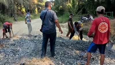 Bhabinkamtibmas Polsek Bagan Sinembah melaksanakan giat gotong royong bersama masyarakat