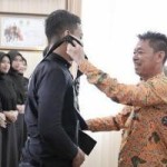 Bupati Rokan Hilir Afrizal Sintong Saat menyerah kan selendang finalis Bujang Dara kab. Rokan Hilir