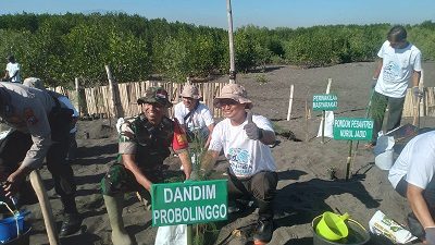 Dandim Probolinggo Letkol Arm Heri Budiasto Hadiri Kegiatan Coastal Clean Up Dan Penanaman Mangrove