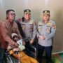 Kapolres Pelalawan AKBP Suwinto, SH., S.Ik memberikan bantuan kursi roda kepada isteri Ketua DPC Gabungan Wartawan Indonesia (GWI) Kabupaten Pelalawan, Dien Puga.