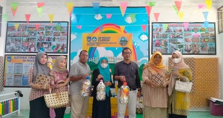 Kadis DLH Apresiasi Hasil Kerajinan Tangan Dari Daurulang Sampah SDN2 Langsa