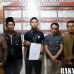 Seperti inilah penampakan Andreman Lase, sosok yang dibawa kabur Anggi sehari setelah menikah dengan Fahmi Penampakan Andreman Lase (ketiga dari kanan), kekasih gelap yang kabur bersama Anggi setelah sehari menikah dengan Fahmi (cuplikan video/suaradeli)