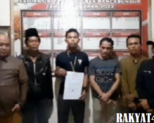 Seperti inilah penampakan Andreman Lase, sosok yang dibawa kabur Anggi sehari setelah menikah dengan Fahmi Penampakan Andreman Lase (ketiga dari kanan), kekasih gelap yang kabur bersama Anggi setelah sehari menikah dengan Fahmi (cuplikan video/suaradeli)