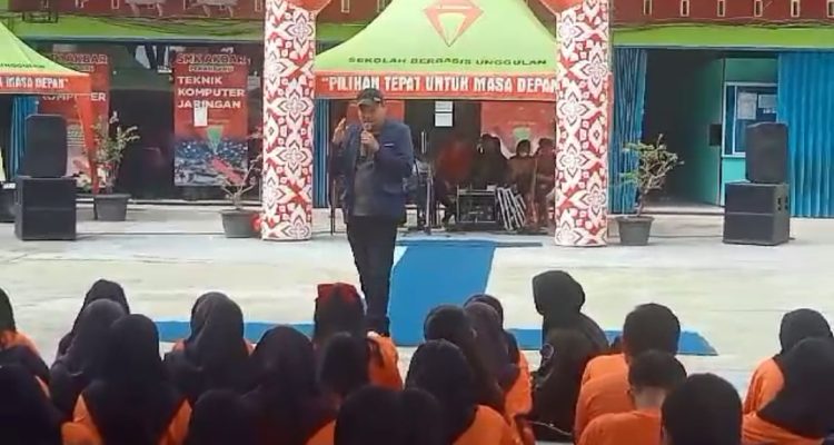 Rahmat Handayani Menjadi Motivator di SMK Akbar Pekanbaru, isinya luar biasa