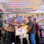 Ratusan masyarakat tumpah ruah mengikuti kegiatan jalan santai dan senam massal di Kelurahan Pebatuan, Ahad (9/7)