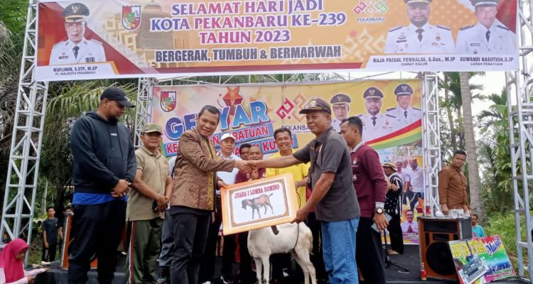 Ratusan masyarakat tumpah ruah mengikuti kegiatan jalan santai dan senam massal di Kelurahan Pebatuan, Ahad (9/7)