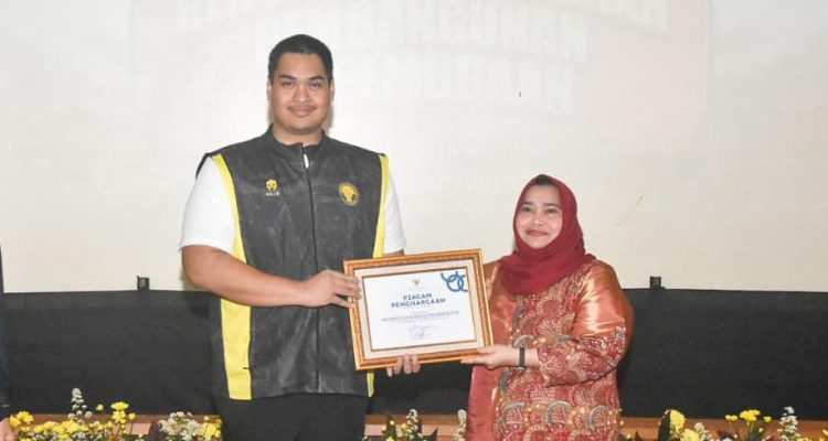 Bupati Bengkalis Terima Penghargaan dari Menteri Pemuda dan Olahraga RI