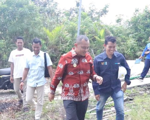 Cek Jaringan Listrik, Wabup Bagus Santoso dan Manager PLN Bengkalis Turun Kampung