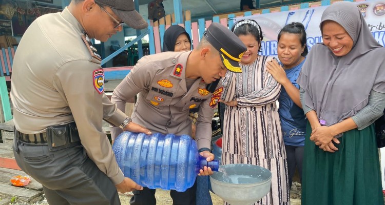 Dihari Jadi Humas Polri ke -72, Polres Pelalawan Distribusikan Air MineralKepada Masyarakat