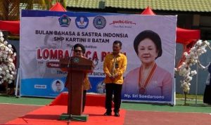 Senyum Bahagia Eyang Sri Soedarsono Dalam Sambutan Bulan Bahasa SMP Kartini 2 Batam