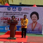 Senyum Bahagia Eyang Sri Soedarsono Dalam Sambutan Bulan Bahasa SMP Kartini 2 Batam
