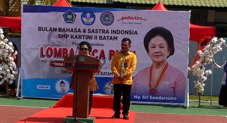 Senyum Bahagia Eyang Sri Soedarsono Dalam Sambutan Bulan Bahasa SMP Kartini 2 Batam