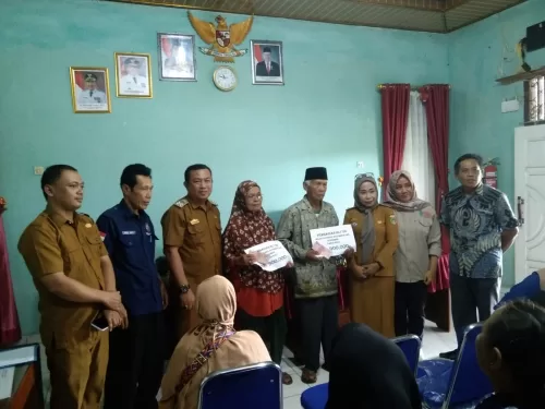 Kakon Kota Agung Neneng Rohani Realisasikan BLT DD ke 33 KPM