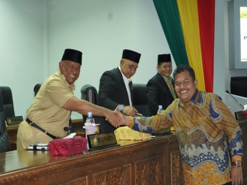 Anggota DPRD dan Plh Sekda Kampar Rapat Paripurna Pembukaan Masa Sidang II Tahun 2024 terkait Laporan Reses
