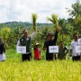 Bupati Gunungkidul H. Sunaryanta dan Ketua Kelompok Tani Melakukan Panen