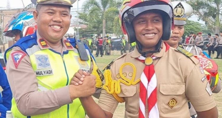 Kasat Lantas Polres Bireuen,Iptu Mulyadi Bersama Salah Seorang Penguna Sepmor,Usai Gelar Apel Ops Keselamatan Seulawah