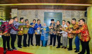 Teks foto: Bupati Kasmarni, foto bersama dengan Kepala Dinas Lingkungan Hidup Bengkalis Basuki Rakhmad, Kepala Bappeda Rinto,.SE.,M.Si, Kepala Dinas PUPR Bengkalis Ardiansyah,.ST.,MT, Kadis Kominfotik DR. H. Suwarto. Kepala Dinas Perumahan, Pemukiman, dan Pertanahan Bengkalis Supardi, Kepala Dinas Perhubungan Bengkalis Adi Pranoto, usai terima Penghargaan Adipura Tahun 2023 dari Menteri Lingkungan Hidup dan Kehutanan RI,