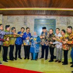 Teks foto: Bupati Kasmarni, foto bersama dengan Kepala Dinas Lingkungan Hidup Bengkalis Basuki Rakhmad, Kepala Bappeda Rinto,.SE.,M.Si, Kepala Dinas PUPR Bengkalis Ardiansyah,.ST.,MT, Kadis Kominfotik DR. H. Suwarto. Kepala Dinas Perumahan, Pemukiman, dan Pertanahan Bengkalis Supardi, Kepala Dinas Perhubungan Bengkalis Adi Pranoto, usai terima Penghargaan Adipura Tahun 2023 dari Menteri Lingkungan Hidup dan Kehutanan RI,