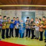 Teks foto: Bupati Kasmarni, foto bersama dengan Kepala Dinas Lingkungan Hidup Bengkalis Basuki Rakhmad, Kepala Bappeda Rinto,.SE.,M.Si, Kepala Dinas PUPR Bengkalis Ardiansyah,.ST.,MT, Kadis Kominfotik DR. H. Suwarto. Kepala Dinas Perumahan, Pemukiman, dan Pertanahan Bengkalis Supardi, Kepala Dinas Perhubungan Bengkalis Adi Pranoto, usai terima Penghargaan Adipura Tahun 2023 dari Menteri Lingkungan Hidup dan Kehutanan RI,