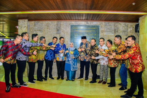 Teks foto: Bupati Kasmarni, foto bersama dengan Kepala Dinas Lingkungan Hidup Bengkalis Basuki Rakhmad, Kepala Bappeda Rinto,.SE.,M.Si, Kepala Dinas PUPR Bengkalis Ardiansyah,.ST.,MT, Kadis Kominfotik DR. H. Suwarto. Kepala Dinas Perumahan, Pemukiman, dan Pertanahan Bengkalis Supardi, Kepala Dinas Perhubungan Bengkalis Adi Pranoto, usai terima Penghargaan Adipura Tahun 2023 dari Menteri Lingkungan Hidup dan Kehutanan RI,