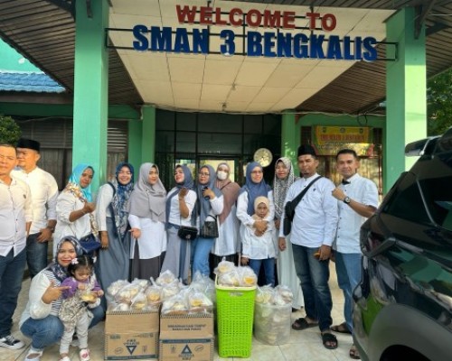 Sesi foto bersama Alumni 2000 SMA Negeri 3 Bengkalis sebelum membagi takjil 