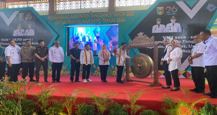 Kepala Bidang Perencanaan Pemerintahan dan Pembangunan Manusia Bappeda Provinsi Lampng, Eka Yuslita Dewi mendampingi Staf Ahli Bidang Kemasyarakatan dan Sumber Daya Manusia (SDM) Provinsi Lampung, Intizam mewakili Gubernur Lampung membuka Musrenbang RKPD Tahun 2024 Kabupaten Tanggamus