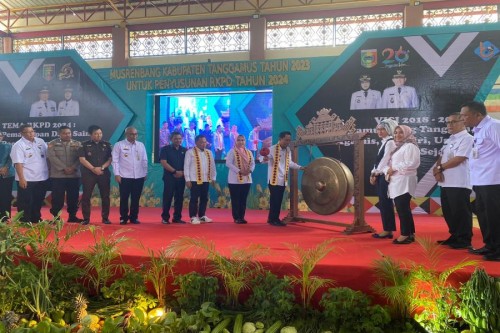 Kepala Bidang Perencanaan Pemerintahan dan Pembangunan Manusia Bappeda Provinsi Lampng, Eka Yuslita Dewi mendampingi Staf Ahli Bidang Kemasyarakatan dan Sumber Daya Manusia (SDM) Provinsi Lampung, Intizam mewakili Gubernur Lampung membuka Musrenbang RKPD Tahun 2024 Kabupaten Tanggamus
