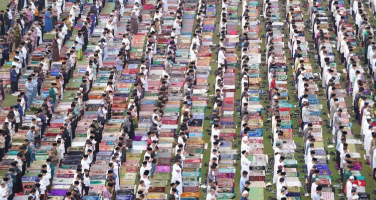 Ribuan Warga Sambut Idulfitri dalam Keharmonisan di Pekanbaru