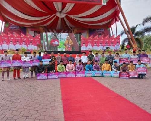 Teks foto; Bupati Bengkalis Kasmani,.S.Sos,.M.MP foto bersama dengan pemenang lomba lampu colok dan Pawai Takbir 2024