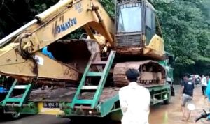 Tim Gabungan Terus Lakukan Pencarian Korban Longsor di Kota Padang