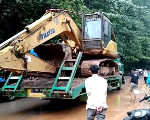 Tim Gabungan Terus Lakukan Pencarian Korban Longsor di Kota Padang