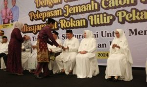 Pj Sekda Riau Tepuk Tepung Tawar Calon Jemaah Haji Rohil di Pekanbaru