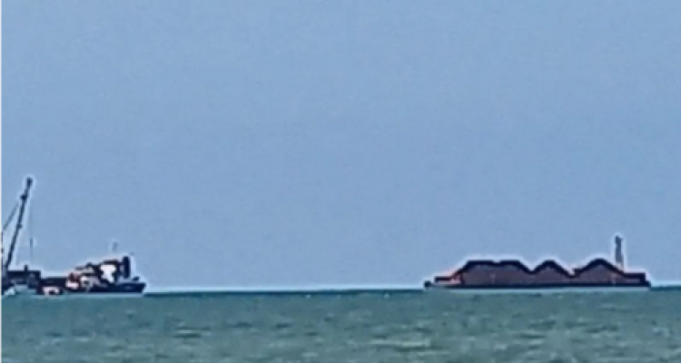 Kapal Kandas di Pelabuhan Pangkalbalam