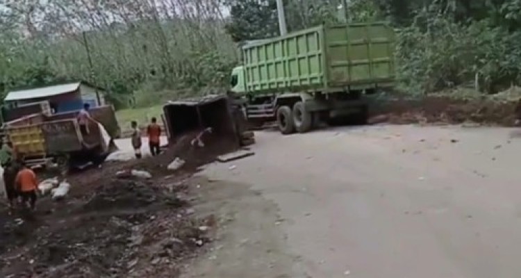 Jalan Lintas Teluk Kuantan Air Molek Hancur