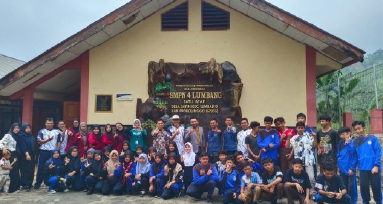 UKM Literasi IAD Probolinggo Donasikan Buku ke SMPN IV Lumbang Satu Atap