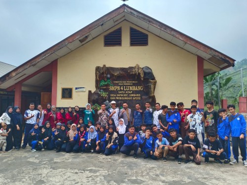 UKM Literasi IAD Probolinggo Donasikan Buku ke SMPN IV Lumbang Satu Atap