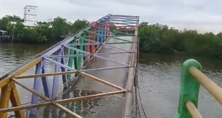 Jembatan Panglima Sampul di Meranti Tercebur Kelaut
