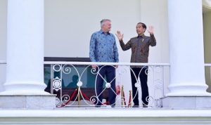 Presiden Jokowi Terima Sekjen OECD, Bahas Perkembangan Proses Aksesi OECD Indonesia Jawa Barat, Rakyat45 – Presiden Joko Widodo menerima kunjungan Sekretaris Jenderal Organisasi Kerja Sama dan Pembangunan Ekonomi (OECD), Mathias Cormann, beserta delegasi di Istana Kepresidenan Bogor, Jawa Barat, pada Selasa, 28 Mei 2024. Pertemuan ini merupakan kelanjutan dari diskusi pertama pada Agustus 2023 dan bertujuan untuk mempercepat keanggotaan Indonesia dalam OECD. Menteri Koordinator Bidang Perekonomian Airlangga Hartarto menjelaskan bahwa diskusi antara Presiden Jokowi dan Sekjen OECD berfokus pada strategi percepatan aksesi Indonesia ke OECD. Presiden Jokowi telah menetapkan Keputusan Presiden (Keppres) untuk membentuk tim nasional yang bertanggung jawab atas persiapan dan percepatan keanggotaan Indonesia di OECD. “Bapak Presiden telah menetapkan keppres tim nasional persiapan dan percepatan keanggotaan Indonesia dalam OECD di mana kami mengetuai, dibantu oleh Bu Menkeu dan Bu Menlu,” kata Airlangga. Airlangga juga menyatakan bahwa Indonesia berkomitmen untuk menjadi anggota OECD dalam tiga tahun dan telah mendapatkan dukungan dari negara-negara anggota seperti Australia, Belanda, dan Jepang melalui capacity building dan pendanaan. Proses aksesi akan melibatkan penyusunan memorandum self-assessment oleh Indonesia dalam waktu dekat. Wakil Menteri Keuangan Suahasil Nazara menambahkan bahwa pemerintah akan bekerja bersama OECD untuk menyusun initial memorandum. Dokumen ini akan digunakan untuk menyampaikan informasi mengenai reformasi ekonomi yang telah dilakukan oleh Indonesia. “Kita berharap initial memorandum ini akan menjadi alat bagi Indonesia menyampaikan kepada dunia apa saja yang sudah dilakukan oleh Indonesia untuk melakukan reformasi ekonomi. Saya yakin bahwa keanggotaan Indonesia akan menjadi tambahan kebanggaan, bukan saja untuk Indonesia tapi juga untuk OECD sendiri,” ujar Suahasil Nazara. Dalam pertemuan tersebut, Presiden Jokowi dan Sekjen Cormann juga membahas pengembangan ekosistem semikonduktor serta peta jalan kerangka kerja sama ekonomi digital di ASEAN atau Digital Economy Framework Agreement. Selain itu, OECD akan melakukan survei ekonomi Indonesia sebagai bentuk dukungan terhadap peningkatan iklim investasi di Indonesia. “Bagaimana Indonesia menjadi negara yang setara dengan negara-negara OECD dalam pengembangan regulasi sehingga investor akan nyaman untuk menambah investasi di Indonesia,” tambah Airlangga. Pertemuan ini menegaskan komitmen dan langkah strategis Indonesia dalam memperkuat kerja sama internasional dan meningkatkan iklim investasi domestik.