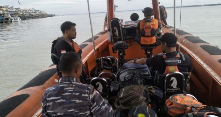 Tim Basarnas Pekanbaru Lakukan Pencarian Dua Nelayan Hilang di Perairan Tanjung Kedabu