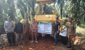 Pembukaan jalan rabat beton sentral produksi ini di hadiri oleh Kades Padang Kelapa Onzaidi, Camat Nurdin, Babinsa, Bahbinsakhatibmas ketua BPD dan perangkat desa lain nya beserta masyarakat.