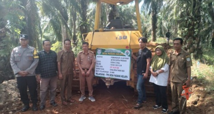 Pembukaan jalan rabat beton sentral produksi ini di hadiri oleh Kades Padang Kelapa Onzaidi, Camat Nurdin, Babinsa, Bahbinsakhatibmas ketua BPD dan perangkat desa lain nya beserta masyarakat.